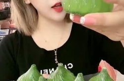吃冰小姐姐吃没菜空心冰,吃冰小姐姐的空心冰盛宴