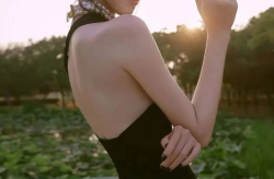 写真露背了,时尚与自信的完美演绎