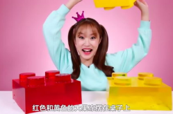 国外两个小姐姐吃果冻,两位外国小姐姐的甜蜜挑战