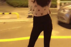 小姐姐街上跳粤语舞视频,小姐姐演绎独特魅力