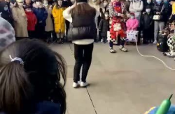 小姐姐门口跳绳视频大全,活力四溢！小姐姐门口跳绳视频大盘点